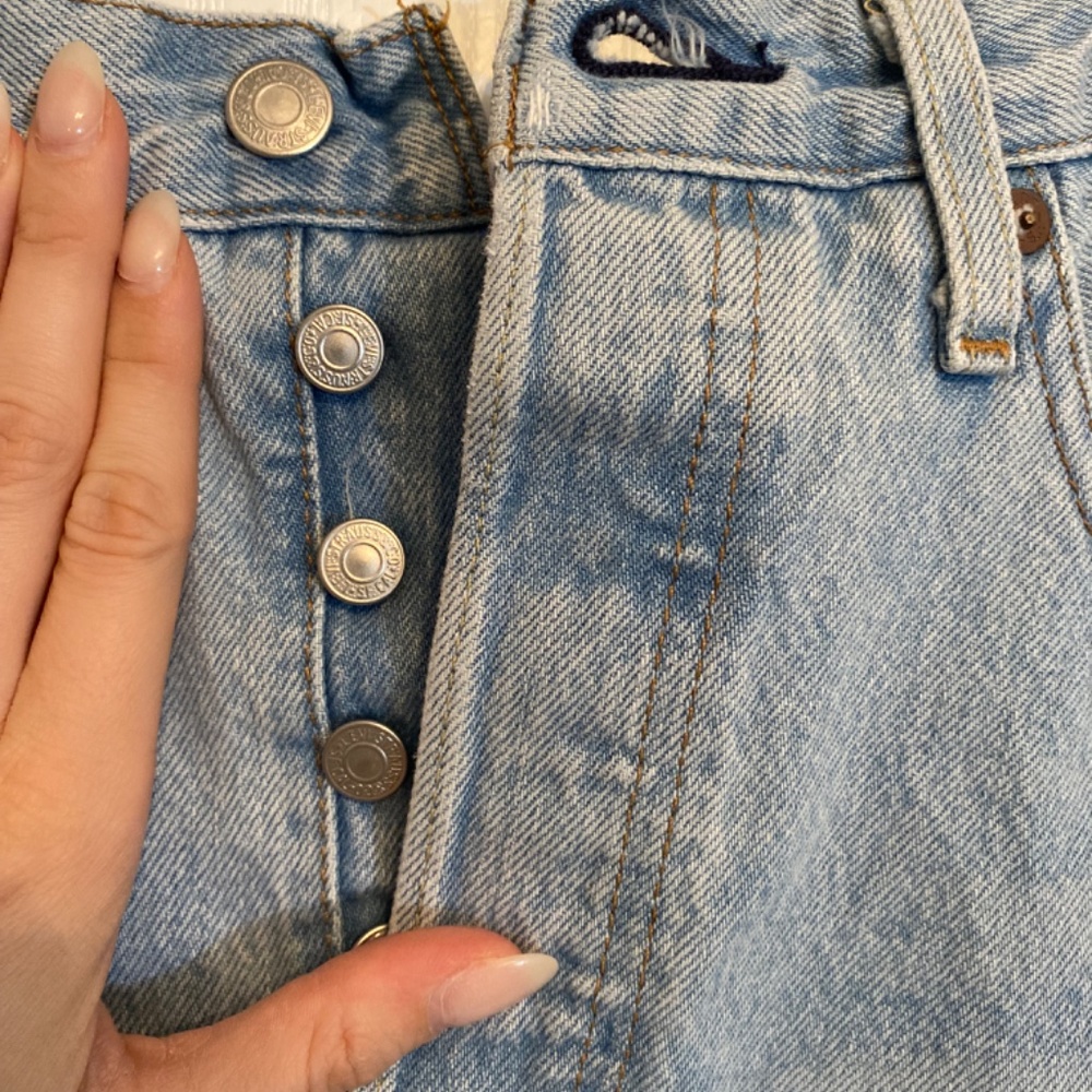 Levi Shorts - Picture 3 of 5